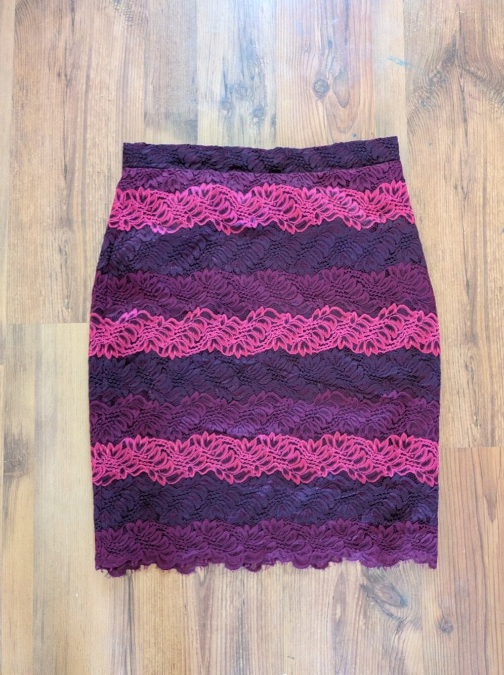 Banana Republic Plum Lace Pencil Skirt with Berry Trim In Excellent Condition
